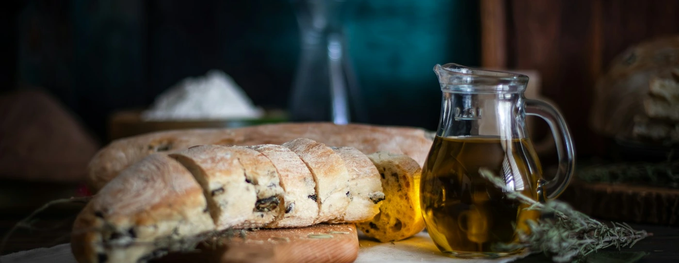 Aceite de oliva servido con pan rústico