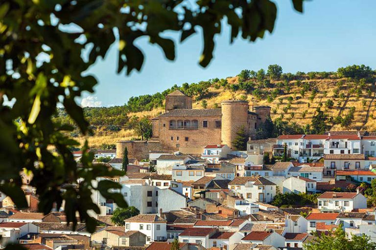 Pueblo de Jaén entre olivares, destino de oleoturismo