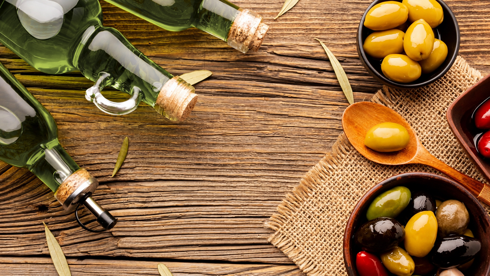 Botellas de aceite y aceitunas: cuánto dura el aceite según su caducidad