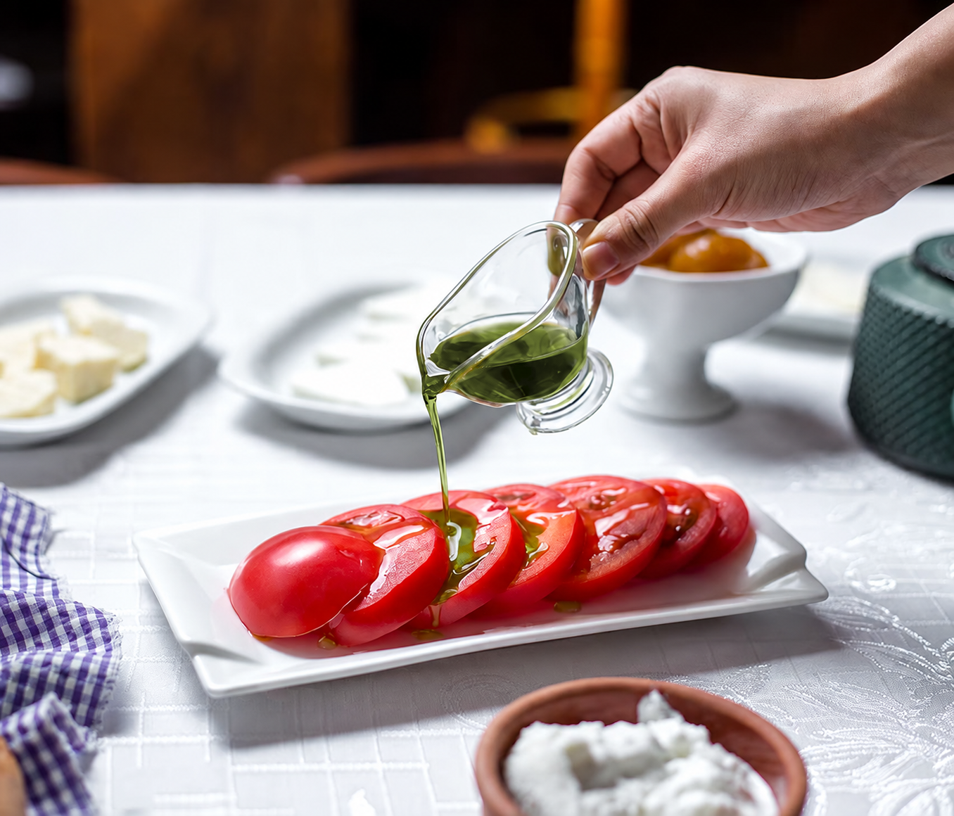 Aceite servido sobre tomate tras una cata de aceite