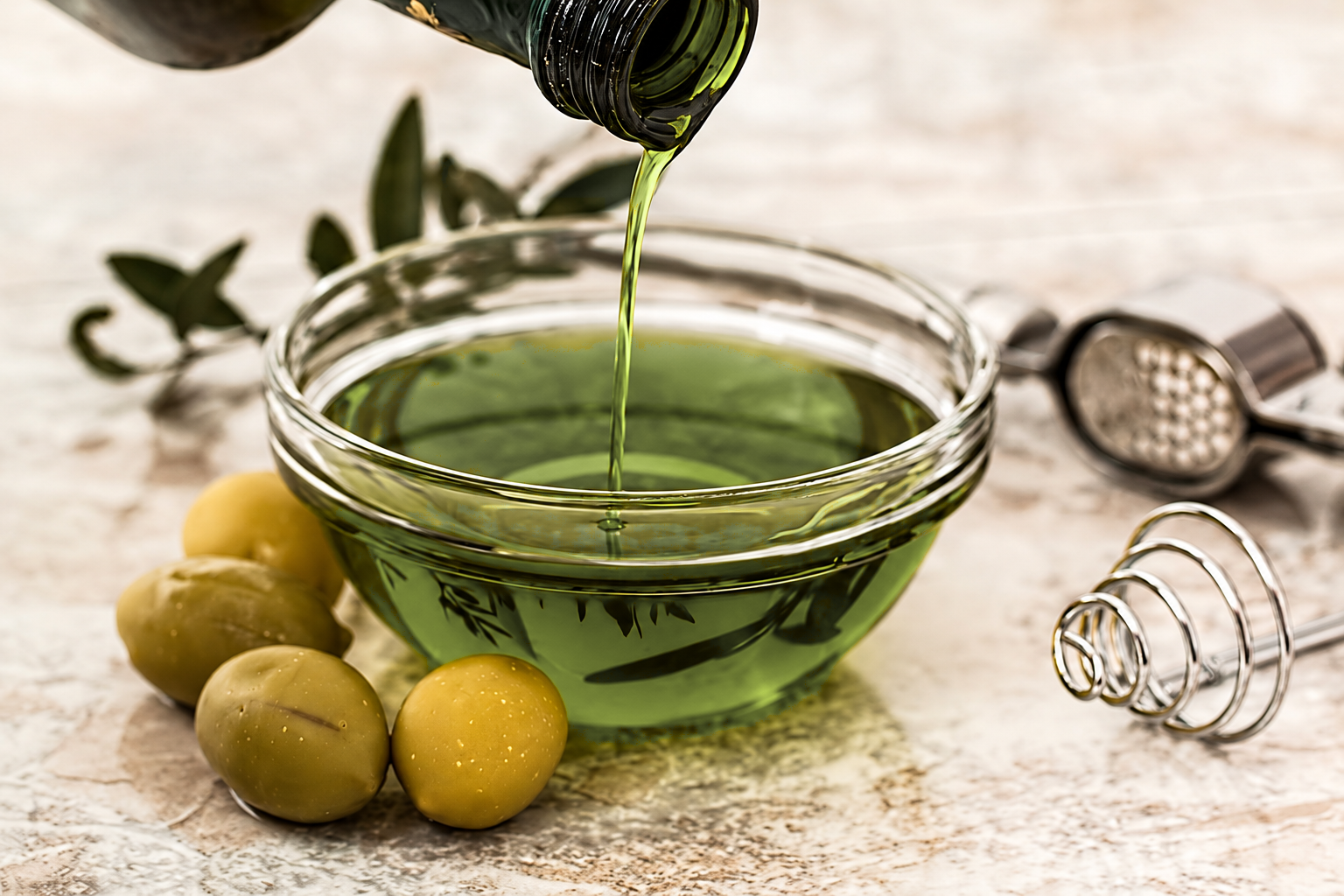 Aceite dorado en un cuenco: el color no indica la acidez del aceite