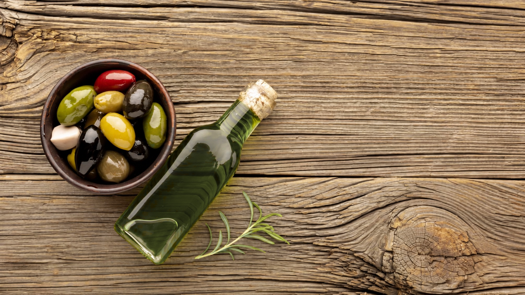 Aceite y aceitunas de distintas variedades de aceite sobre una mesa