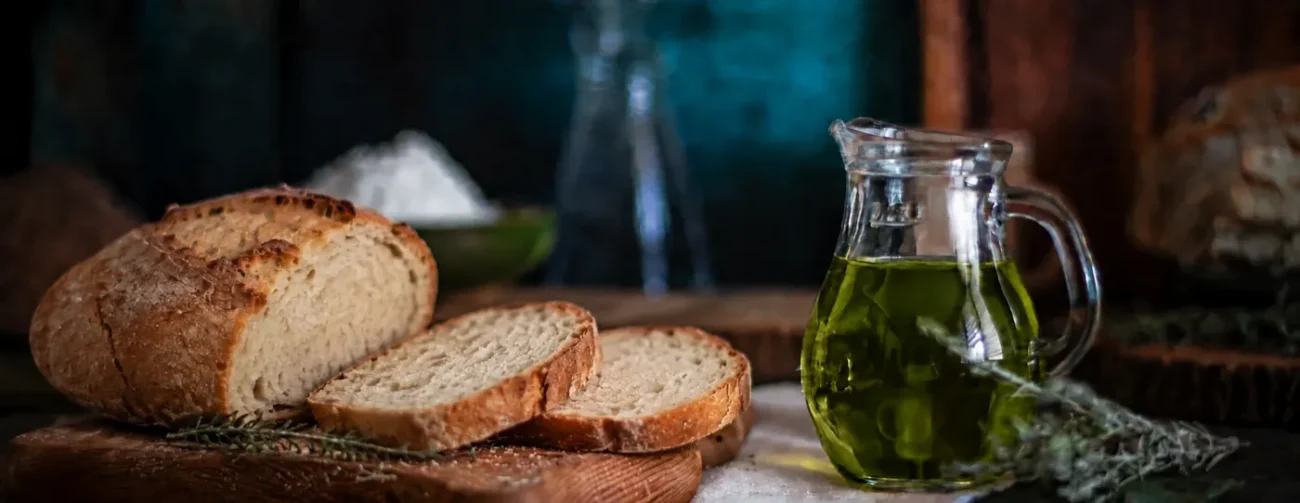 Pan y aceite de oliva en la mesa para acompañar recetas veraniegas